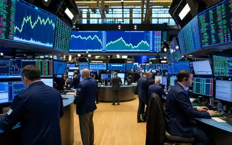 Cigna Group NYSE-Börsensaal Editorial mit Händlern und Gesundheitssektor-Charts, ISIN US1255231003, auf großen S&P-500-Bildschirmen - Foto: THN