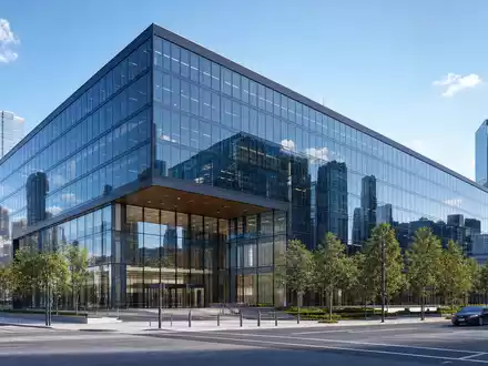 Chubb Limited Versicherungskonzern CH0044328745 mit modernem Glasfassaden-Hauptsitz im urbanen Finanzbezirk einer Großstadt - Foto: THN