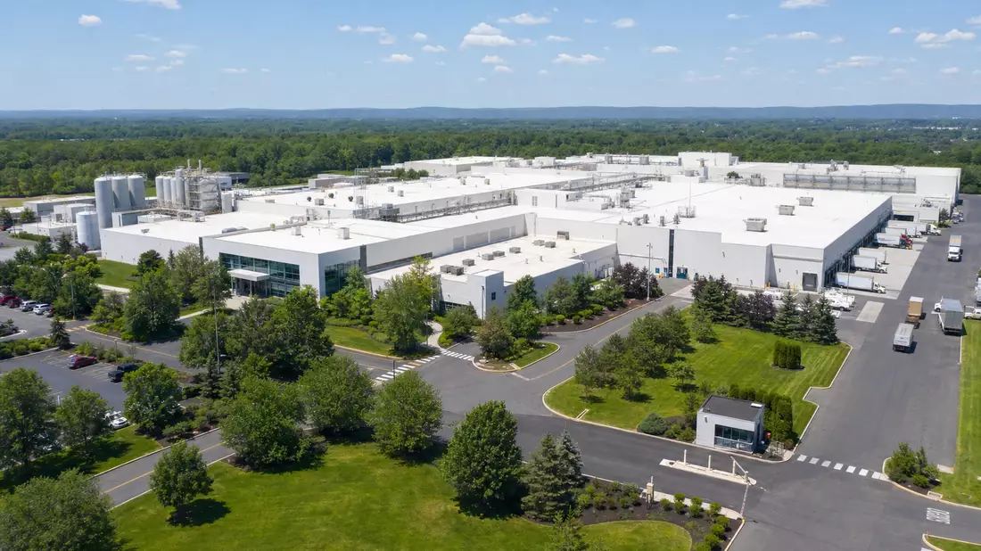 Luftaufnahme eines modernen Konsumgüter-Produktionswerks in New Jersey