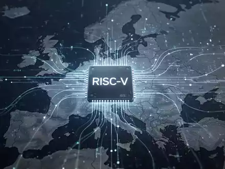 Ein stilisiertes, leuchtendes RISC-V-Chip-Architekturdiagramm über einer dezenten Europakarte mit digitalen Datenströmen. - Foto: über boerse-global.de