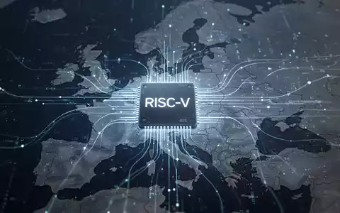 Ein stilisiertes, leuchtendes RISC-V-Chip-Architekturdiagramm über einer dezenten Europakarte mit digitalen Datenströmen. - Foto: über boerse-global.de
