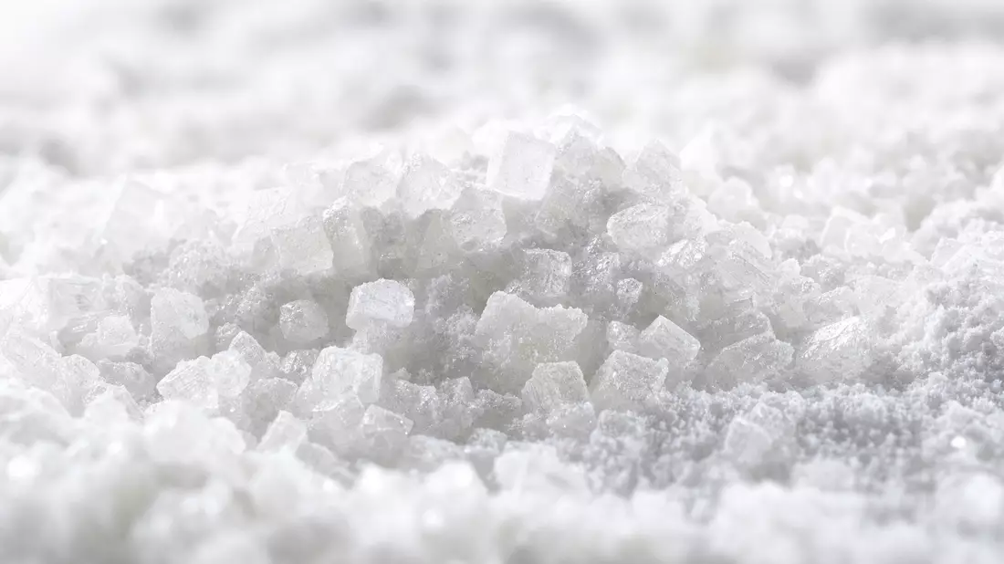 Extreme Makro-Nahaufnahme von weißen Natriumbicarbonat-Kristallen, Hauptrohstoff der Konsumgüter-Firma