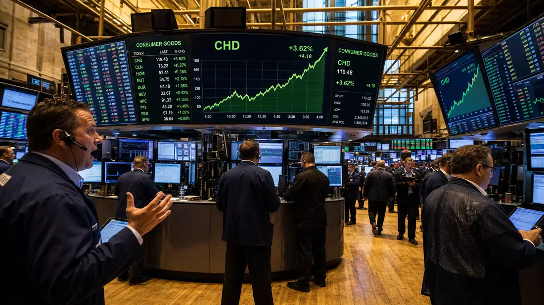 Editorialfoto des NYSE-Handelsbodens mit CHD-Ticker und steigendem Kurschart für Konsumgüter