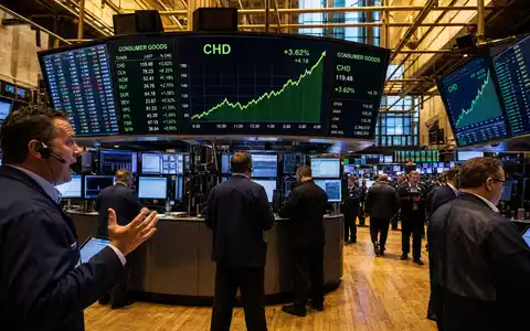 Church & Dwight US1713401024 NYSE-Handelsparkett mit grünem CHD-Kursticker und steigendem Konsumgüter-Sektor-Kurschart editorial - Foto: THN