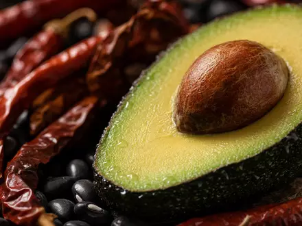 Chipotle Mexican Grill Makro Aufnahme frischer Avocado und Chili symbolisiert die Frische der Aktie US1696561059 - Foto: THN