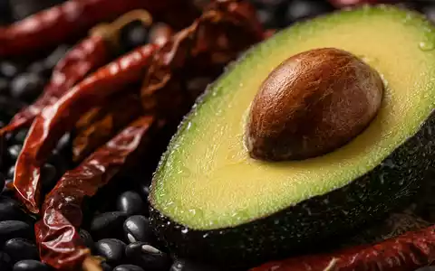 Chipotle Mexican Grill Makro Aufnahme frischer Avocado und Chili symbolisiert die Frische der Aktie US1696561059 - Foto: THN