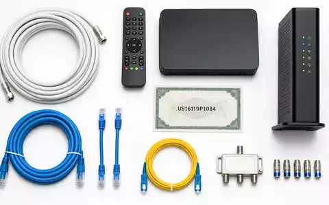 Charter Communications US16119P1084 Flatlay Koaxialkabel Modem Set-Top-Box und Aktienzertifikat auf weißem Hintergrund - Foto: THN
