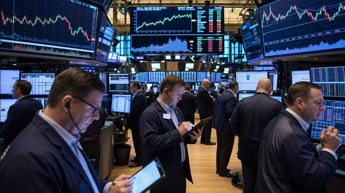 NYSE-Handelssaal: Broker mit Tablets vor Telekommunikations-Kursbildschirmen