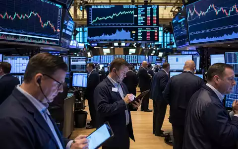 Charter Communications US16119P1084 NYSE Handelssaal mit Brokern an Terminals und Telekommunikations-Kursdiagrammen auf großen Monitorwänden - Foto: THN