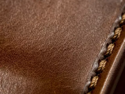 Makroaufnahme feiner Ledertextur zeigt Materialqualität typisch für Kering S.A. mit ISIN FR0000121485 Produkte - Foto: THN