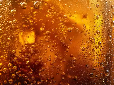 Makroaufnahme aufsteigender Kohlensäure-Bläschen visualisiert das Kerngeschäft von Keurig Dr Pepper (ISIN US49271V1008) im Erfrischungsgetränkemarkt - Foto: THN