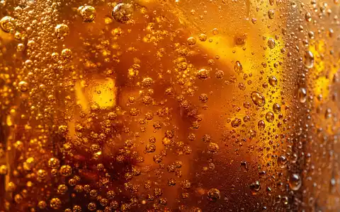 Makroaufnahme aufsteigender Kohlensäure-Bläschen visualisiert das Kerngeschäft von Keurig Dr Pepper (ISIN US49271V1008) im Erfrischungsgetränkemarkt - Foto: THN