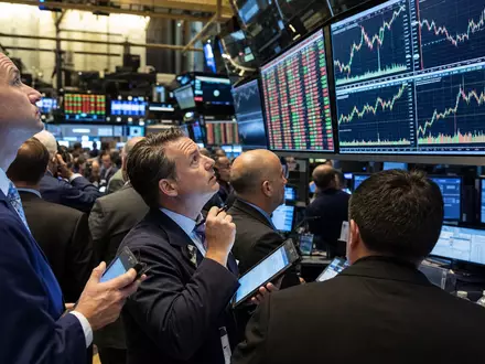 Börsen-Editorial an der NYSE mit Charts illustriert Aktienhandel von Keurig Dr Pepper US49271V1008 im Konsumgütersektor - Foto: THN
