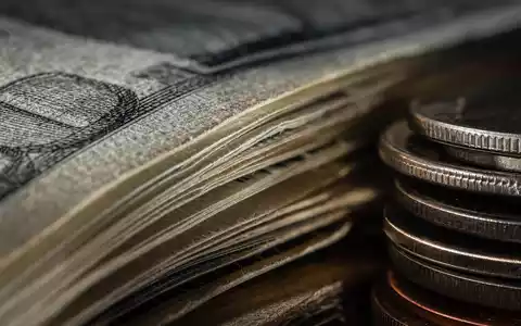 KeyCorp mit ISIN US4932671088 ist im Finanzsektor tĂ€tig, Makroaufnahme zeigt Banknoten und MĂŒnzen in Nahaufnahme - Foto: THN