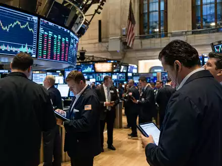 KeyCorp mit ISIN US4932671088 notiert an der NYSE, editoriales Bild eines belebten Börsenparketts mit HÀndlern - Foto: THN
