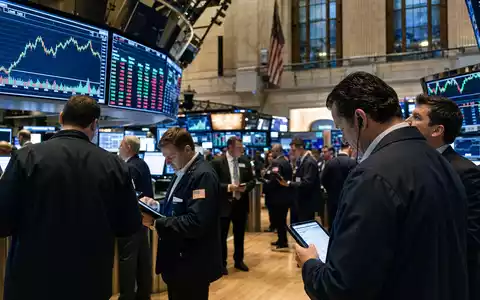 KeyCorp mit ISIN US4932671088 notiert an der NYSE, editoriales Bild eines belebten Börsenparketts mit Händlern - Foto: THN