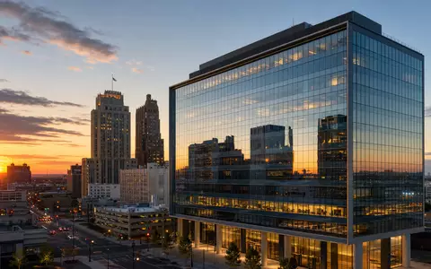 Prudential Financial US7443201022 zeigt fotorealistisch ein modernes Bürohochhaus in Newark bei goldenem Sonnenuntergang - Foto: THN