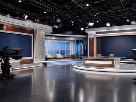 ProSiebenSat.1 Media DE000PSM7770 zeigt ein modernes TV-Studio mit Kameras und beleuchteten Bildschirmen im Sendezentrum - Foto: THN