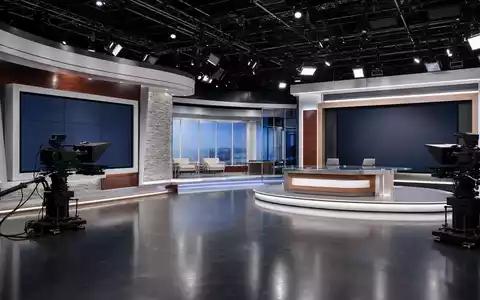 ProSiebenSat.1 Media DE000PSM7770 zeigt ein modernes TV-Studio mit Kameras und beleuchteten Bildschirmen im Sendezentrum - Foto: THN