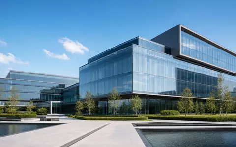 ProSiebenSat.1 Media DE000PSM7770 illustriert eine gläserne Firmenzentrale als modernen Architektur-Render mit Wasserflächen davor - Foto: THN