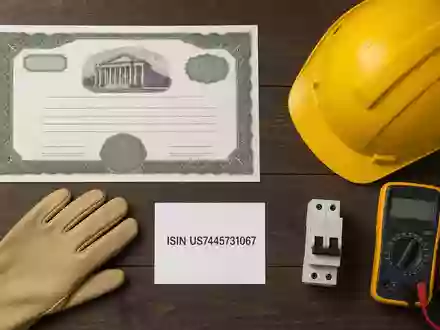 Flatlay-Arrangement mit Aktienzertifikat und ISIN-Karte repräsentiert Public Service Ent. Aktie US7445731067 im Versorgersektor - Foto: THN