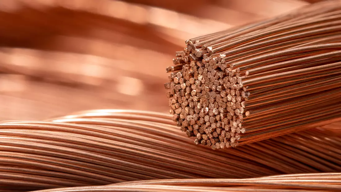 Extreme Nahaufnahme von gebündelten Kupferdrähten mit metallischen Lichtreflexionen