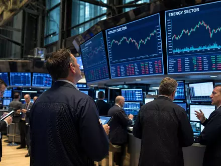 Börsen-Editorial vom Trading-Floor zeigt Public Service Ent. Aktie US7445731067 mit Charts des Energiesektors auf Bildschirmen - Foto: THN