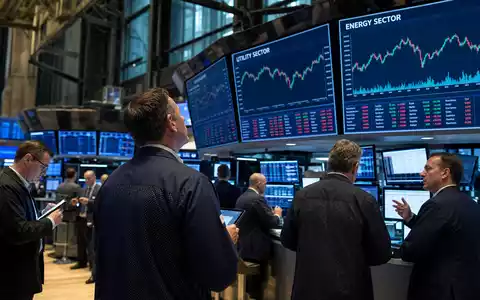 Börsen-Editorial vom Trading-Floor zeigt Public Service Ent. Aktie US7445731067 mit Charts des Energiesektors auf Bildschirmen - Foto: THN