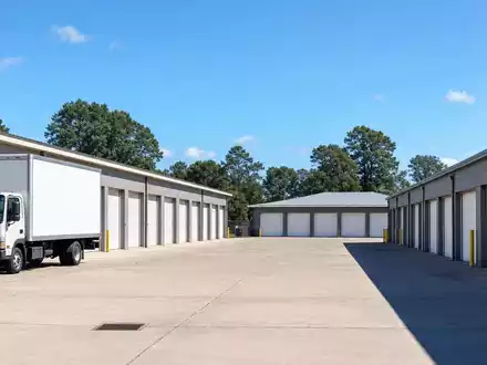 Fotorealistisches Selfstorage-Areal veranschaulicht das Kerngeschäft von Public Storage, Aktie ISIN US74460W1099, Immobilien-REIT-Sektor - Foto: THN