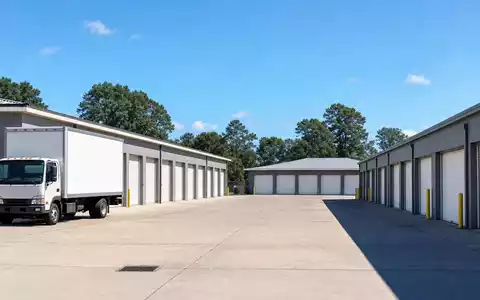 Fotorealistisches Selfstorage-Areal veranschaulicht das Kerngeschäft von Public Storage, Aktie ISIN US74460W1099, Immobilien-REIT-Sektor - Foto: THN