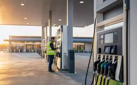Fotorealistisches Bild einer modernen Tankstelle zeigt Vontier Corp US92886T1051 und digitale ZapfsÀulen-Technologie im Sonnenuntergang - Foto: THN