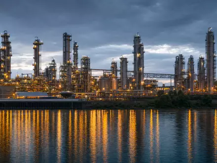 Wacker Chemie AG (DE000WCH8881) betreibt große Chemieanlagen mit Türmen und Rohrleitungen am Flussufer - Foto: THN
