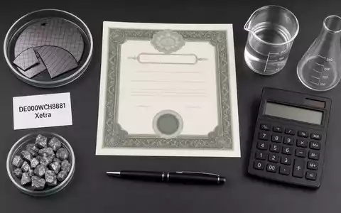 Wacker Chemie AG (DE000WCH8881) Flatlay zeigt Aktienzertifikat, ISIN-Karte und typische Chemie-Laborutensilien übersichtlich arrangiert - Foto: THN