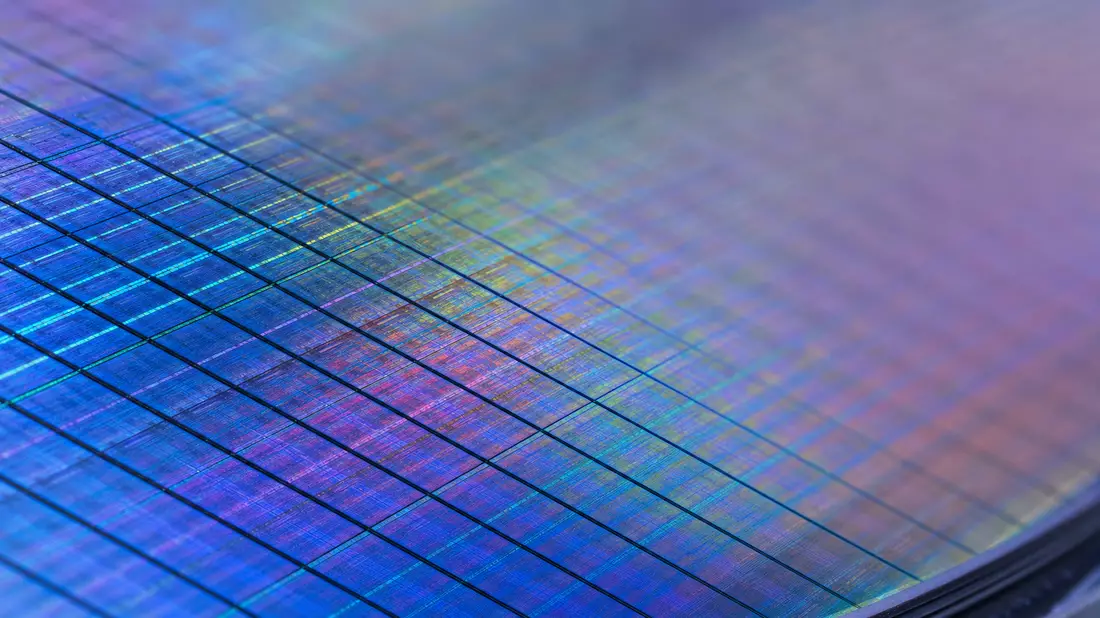 Extreme Makroaufnahme einer Siliziumwafer-Oberfläche mit regenbogenfarbenen Reflexionen