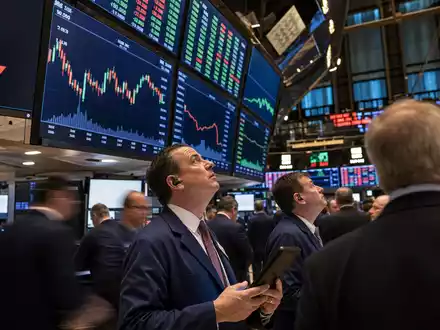 Börsen-Editorial zeigt NYSE-Handelssaal mit Kurstafel-Kürzel WRB, symbolisch für W.R. Berkley Corp, ISIN US08411M1045, Aktie - Foto: THN