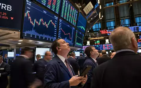 Börsen-Editorial zeigt NYSE-Handelssaal mit Kurstafel-Kürzel WRB, symbolisch für W.R. Berkley Corp, ISIN US08411M1045, Aktie - Foto: THN