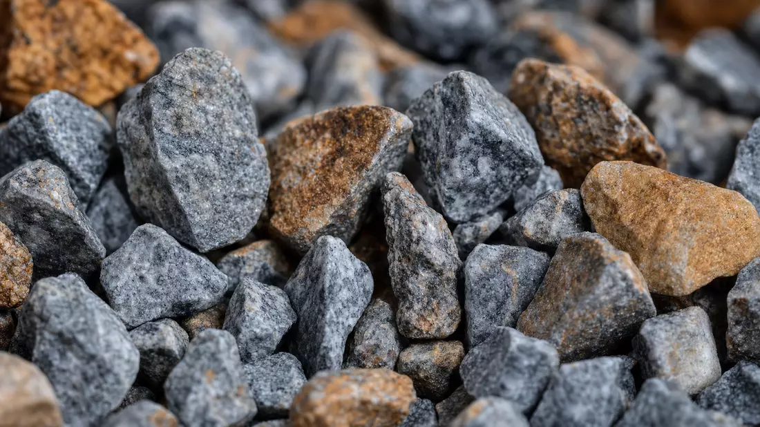 Makroaufnahme von gebrochenem Granitschotter mit scharfen Kanten und Mineraltextur