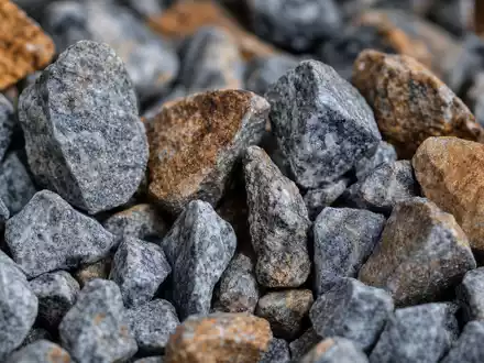 Vulcan Materials US9291601097 fokussiert Makroaufnahme von gebrochenem Granitschotter mit scharfen Kanten und mineralischer Gesteinstextur - Foto: THN