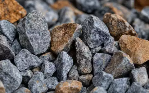 Vulcan Materials US9291601097 fokussiert Makroaufnahme von gebrochenem Granitschotter mit scharfen Kanten und mineralischer Gesteinstextur - Foto: THN