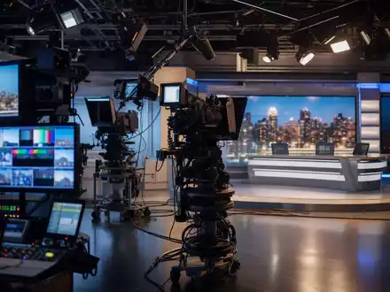 Vivendi SE (FR0000127771) betreibt Medienstudios; dieses Bild zeigt ein realistisches TV-Studio mit Kameratechnik und Regie - Foto: THN
