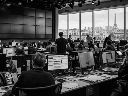 Vivendi SE (FR0000127771) zählt zu Frankreichs Medienkonzernen; die Schwarzweiß-Reportage zeigt eine Pariser Redaktion - Foto: THN