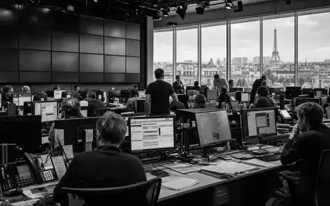 Vivendi SE (FR0000127771) zählt zu Frankreichs Medienkonzernen; die Schwarzweiß-Reportage zeigt eine Pariser Redaktion - Foto: THN