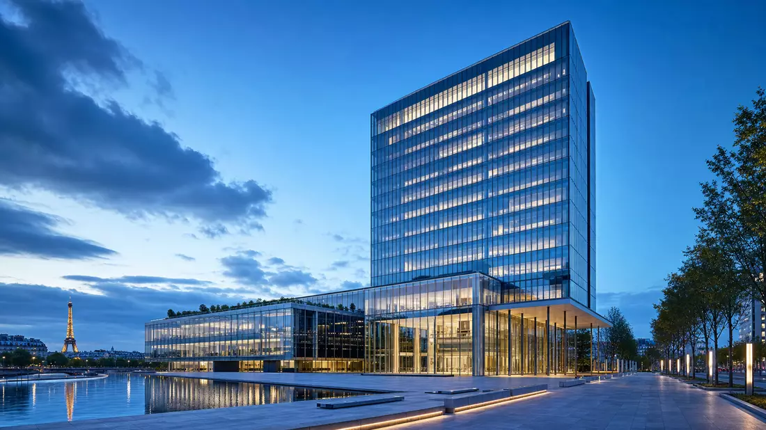 Architektur-Render eines modernen Glashochhauses in Paris bei blauer Stunde