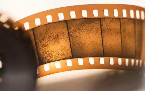 Vivendi SE (FR0000127771) produziert Filminhalte; die Makroaufnahme zeigt Filmmaterial in extremer Nahaufnahme - Foto: THN