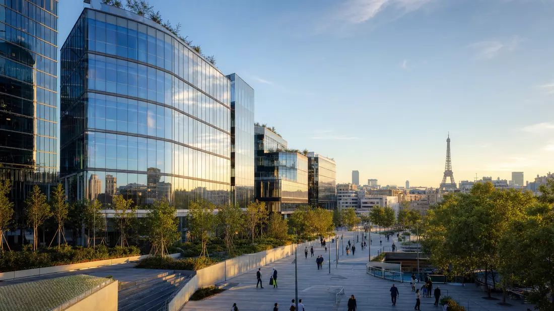 Moderne Glasfassaden von Bürotürmen in Paris bei Sonnenuntergang mit Eiffelturm im Hintergrund