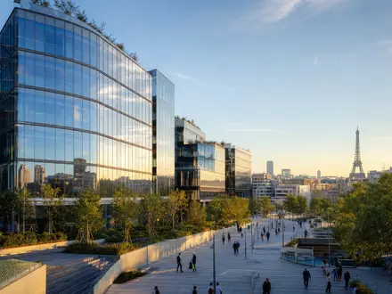 Fotorealistisches Bürogebäude in Paris zeigt Gecina SA FR0010040865 als führenden französischen Büroimmobilien-REIT am Abendlicht - Foto: THN