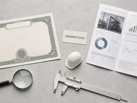 Bureau Veritas SA FR0006174348 präsentiert Flatlay mit Aktienzertifikat, ISIN-Karte FR0006174348 und Prüfwerkzeugen - Foto: THN