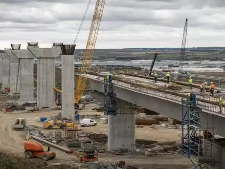 Fotorealistische Brückenbaustelle zeigt Kernkompetenz von Eiffage S.A., dem Baukonzern mit ISIN FR0000130452, im Infrastrukturbau - Foto: THN