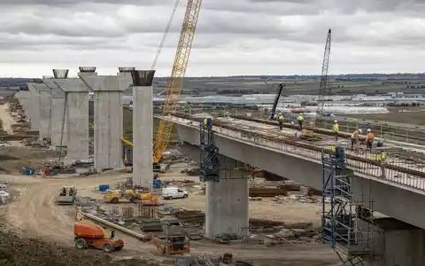 Fotorealistische Brückenbaustelle zeigt Kernkompetenz von Eiffage S.A., dem Baukonzern mit ISIN FR0000130452, im Infrastrukturbau - Foto: THN