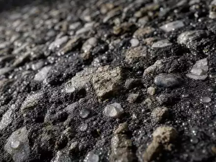 Makroaufnahme von Asphalt und Beton zeigt Baumaterialien im GeschÀft von Eiffage S.A., ISIN FR0000130452 - Foto: THN